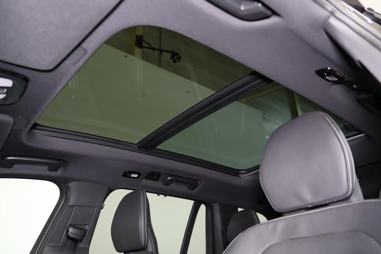 Volvo XC90 T8 Recharge AWD Ultra Dark - Luchtvering - Panorama/schuifdak - IntelliSafe Assist & Surround - Bowers & Wilkins audio - 360º Camera - Adaptieve LED koplampen - Verwarmde voorstoelen, stuur & achterbank - Parkeersensoren voor & achter - Elektr. bedienb. v