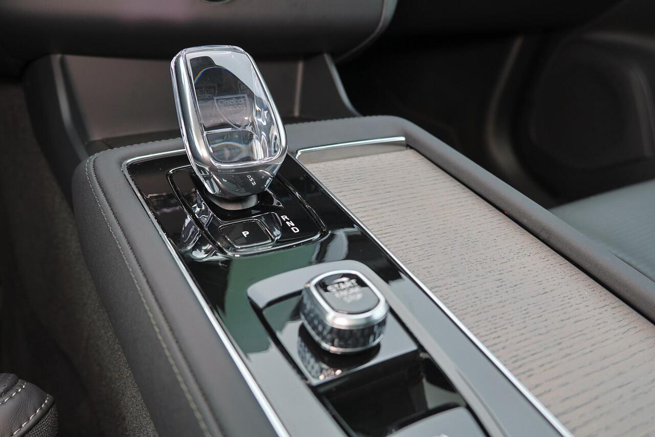 Volvo XC90 T8 Recharge AWD Ultra Dark - Luchtvering - Panorama/schuifdak - IntelliSafe Assist & Surround - 360º Camera - Bowers & Wilkins audio - Verwarmde voorstoelen, stuur & achterbank - Parkeersensoren voor & achter - Elektr. bedienb. voorstoelen met geheugen - 