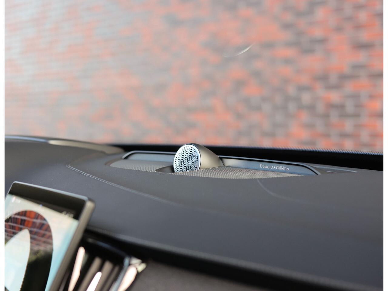 Volvo XC90 T8 AWD Ultra Dark | Pano - Massage - Trekhaak - B&W