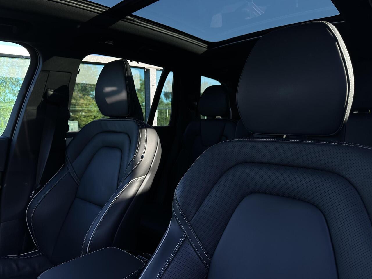 Volvo XC90 2.0 T8 Recharge AWD Ultra Dark / Trekhaak / Pano. dak / Luchtvering / Head-up display / Bowers & Wilkins / 22" velgen / Elek. verstelbare stoelen / Stoelen voor + achter en stuur verwarmd /