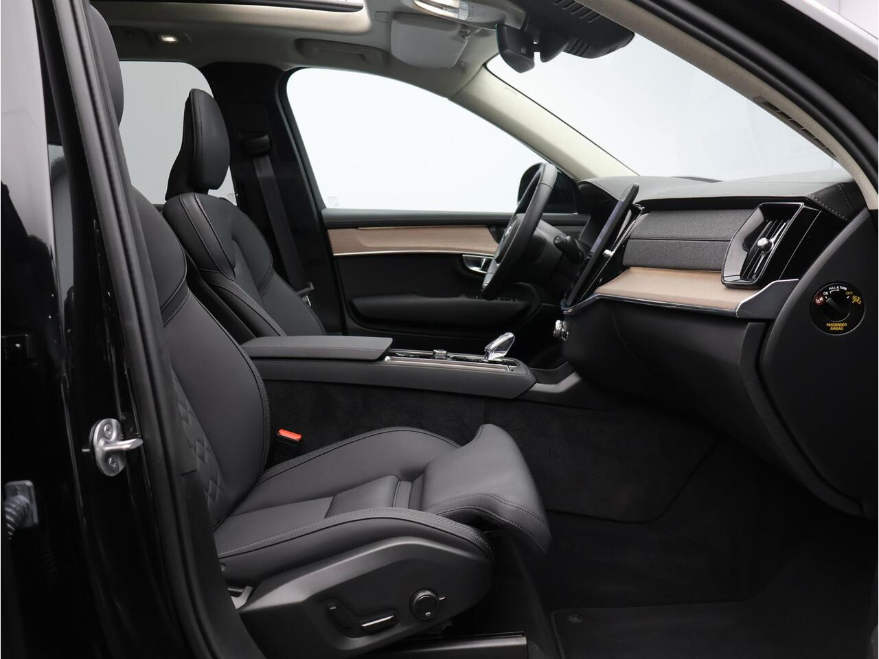 Volvo XC90 T8 Plug-in hybrid AWD Ultra Dark / Luchtvering / Head-Up Display / Pano. dak / 360 camera / Stoel-, stuur-, achterbankverwarming / Harman Kardon / Elektr. stoelverstelling / Blis