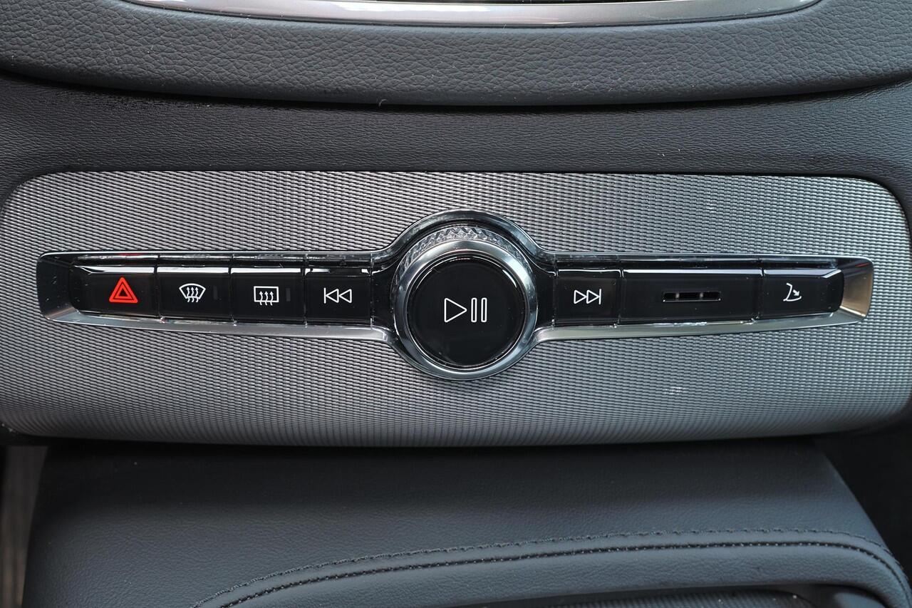 Volvo XC90 T8 Recharge AWD Plus Bright - Panorama/schuifdak - IntelliSafe Assist & Surround - 360º Camera - Harman/Kardon audio - Adaptieve LED koplampen - Verwarmde voorstoelen, stuur & achterbank - Parkeersensoren voor & achter - Elektr. bedienb. voorstoelen met g