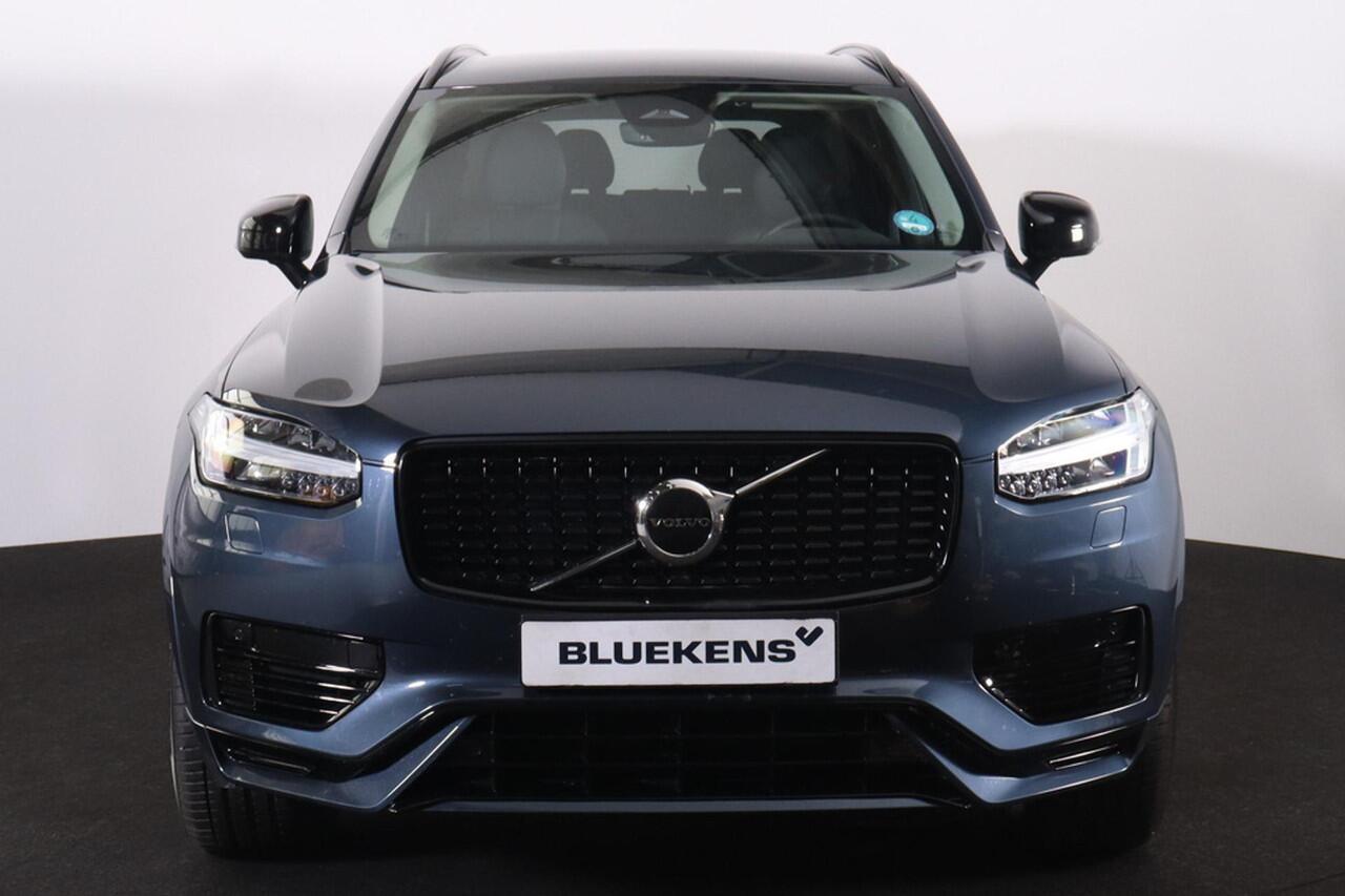 Volvo XC90 T8 Recharge AWD Plus Dark - IntelliSafe Assist & Surround - Harman/Kardon audio - Adaptieve LED koplampen - Parkeercamera achter - Verwarmde voorstoelen, stuur & achterbank - Parkeersensoren voor & achter - Elektr. bedienb. voorstoelen met geheugen - Draa