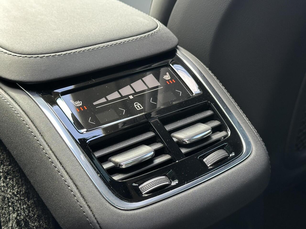 Volvo XC90 2.0 T8 Recharge AWD Ultra Dark / Pano. dak / 455 PK / Harman/Kardon / 360 camera / Verwarmde stoelen /