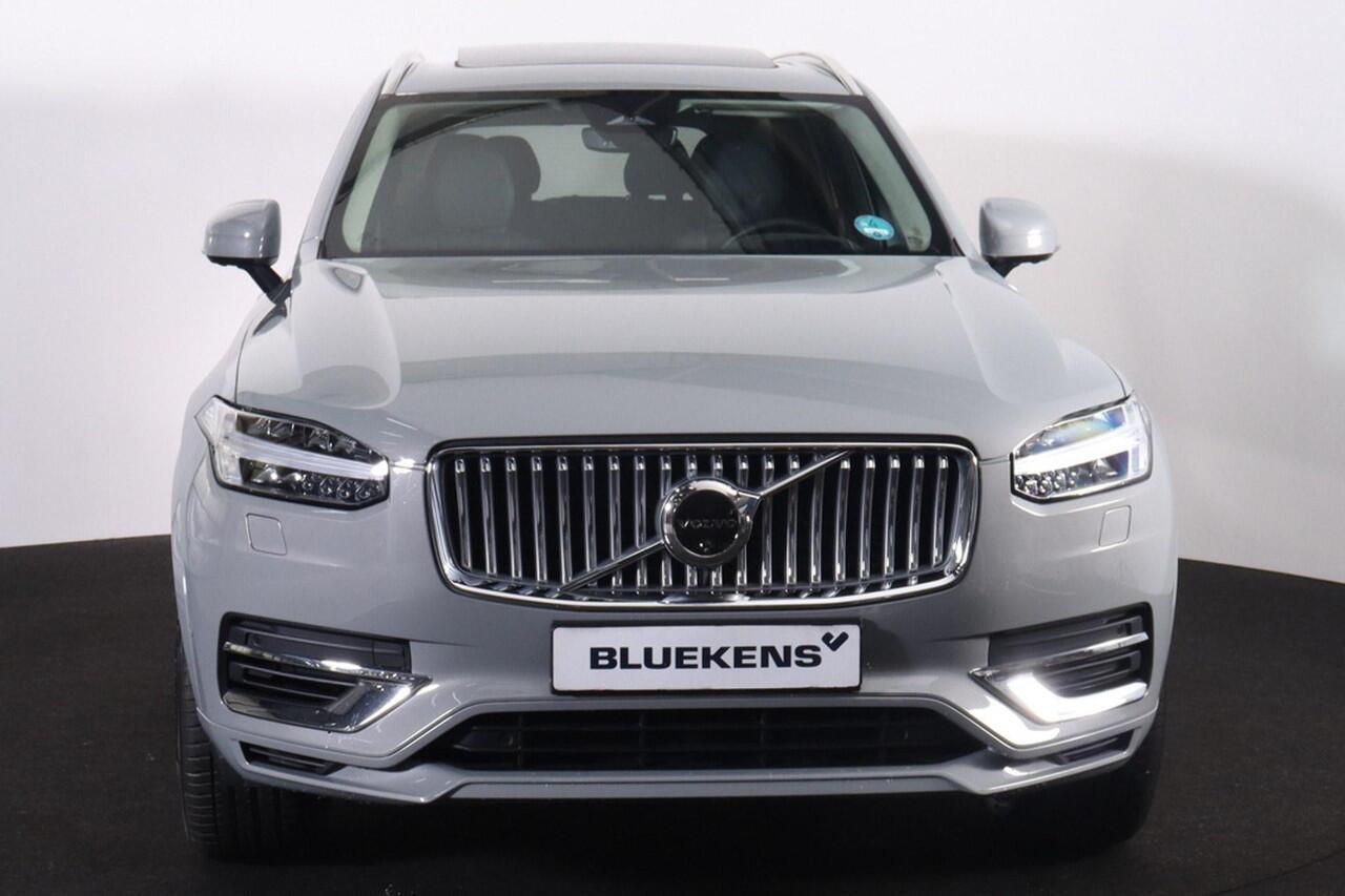 Volvo XC90 T8 Recharge AWD Ultra Bright - Panorama/schuifdak - IntelliSafe Assist & Surround - 360º Camera - Harman/Kardon audio - Adaptieve LED koplampen - Verwarmde voorstoelen, stuur & achterbank - Parkeersensoren voor & achter - Elektr. bedienb. voorstoelen met 