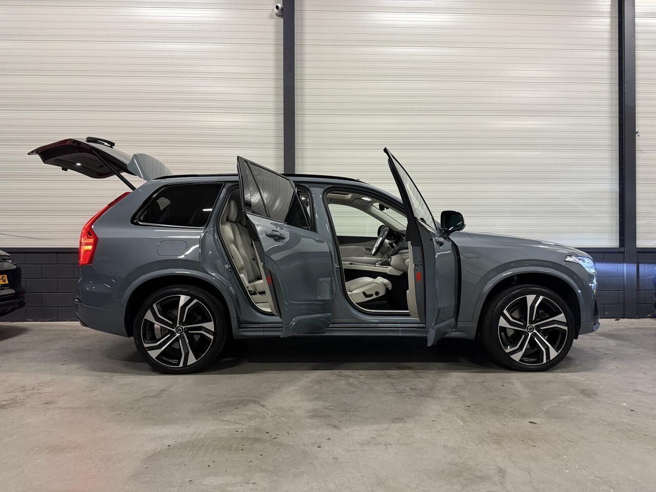 Volvo XC90 T8 Recharge AWD R-Design THUNDERGREY PANO/B&W/LUCHTVERING/TREKHAAK/360CAMERA/HEAD-UP/22"/MASSAGE+VENTILATIE/CRYSTAL-POOK/SFEER/ULTIMATE-DARK/NIEUW MODEL 2023