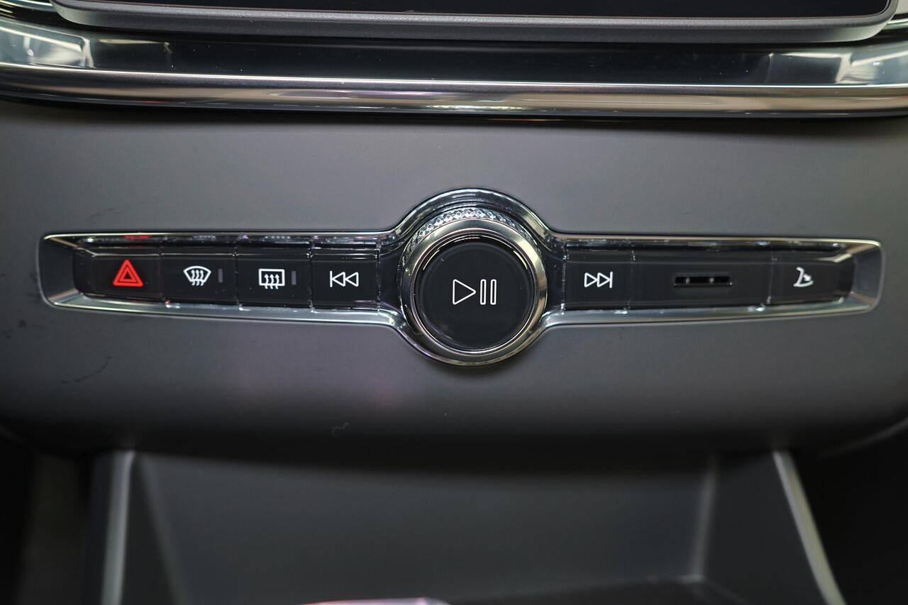 Volvo XC90 T8 Recharge AWD Ultra Dark - Luchtvering - Panorama/schuifdak - IntelliSafe Assist & Surround - 360º Camera - Bowers & Wilkins audio - Adaptieve LED koplampen - Verwarmde voorstoelen, stuur & achterbank - Parkeersensoren voor & achter - Elektr. bedienb. v