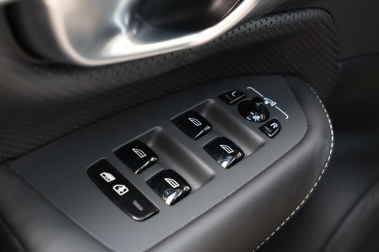 Volvo XC90 T8 Recharge AWD Ultimate Dark - Luchtvering - Panorama/schuifdak - IntelliSafe Assist & Surround - 360º Camera - Adaptieve LED koplampen - Verwarmde voorstoelen, stuur & achterbank - Parkeersensoren voor & achter - Elektr. bedienb. voorstoelen met geheug