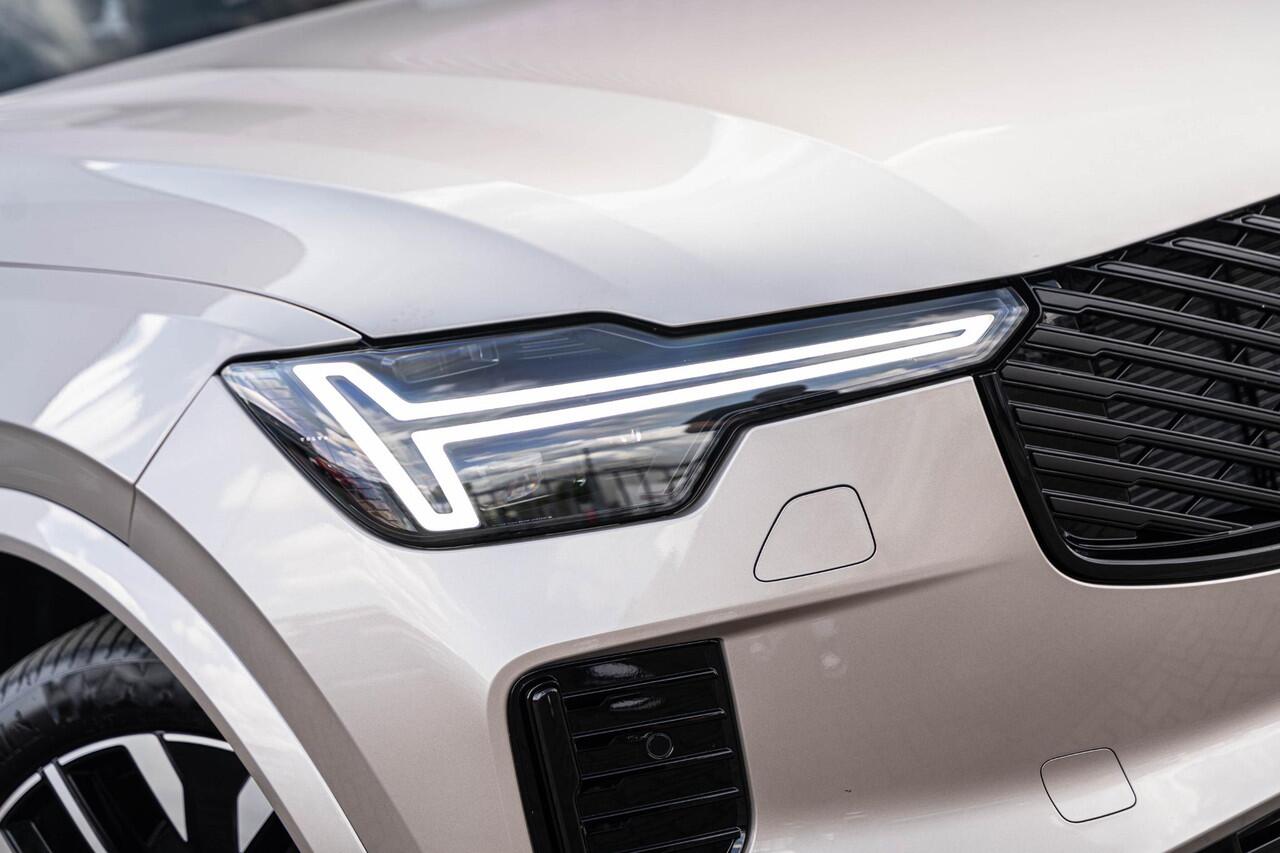 Volvo XC90 2.0 T8 Plug-in hybrid AWD Ultra Dark | Luchtvering | Massagestoelen | Stoelventilatie | Trekhaak | Bowers & Wilkins audio | Schuif-/Kanteldak |Stoelverwarming | 360 Camera | Head-up Display | Lederen Bekleding | 7-Zits | Google | Longe Range |