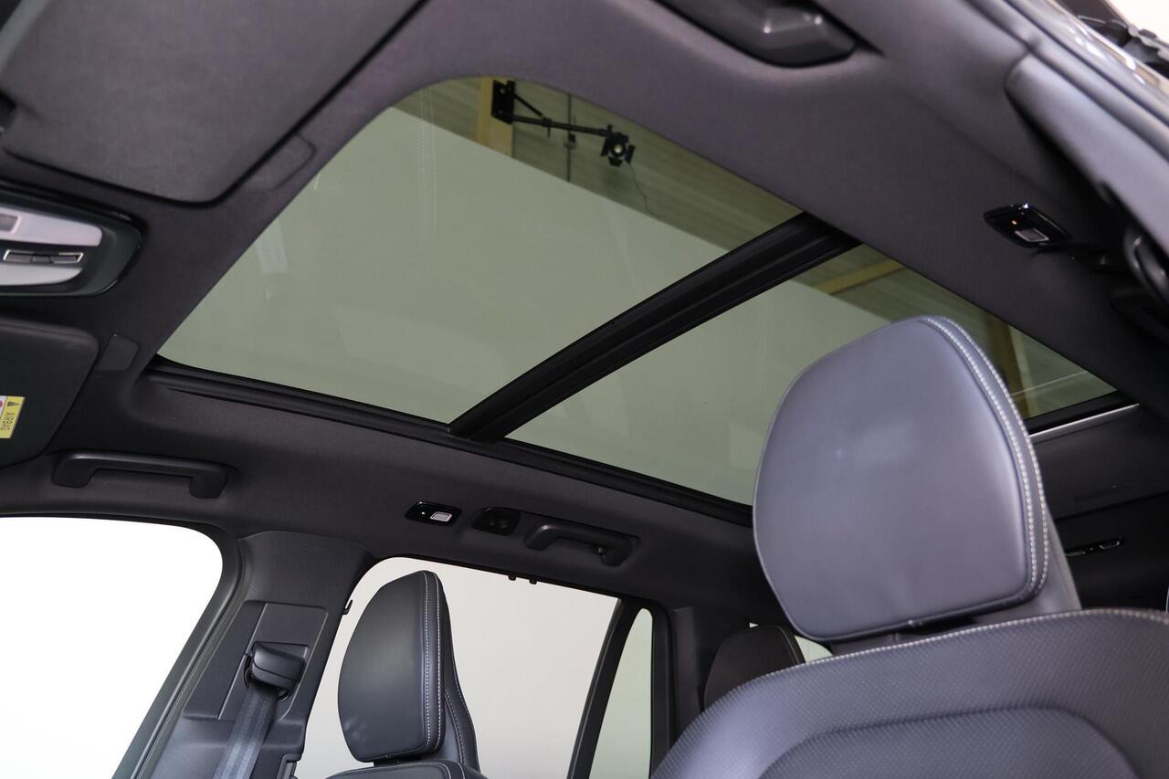 Volvo XC90 T8 Recharge AWD Ultimate Dark - Luchtvering - Panorama/schuifdak - IntelliSafe Assist & Surround - 360º Camera - Bowers & Wilkins audio - Adaptieve LED koplampen - Verwarmde voorstoelen, stuur & achterbank - Parkeersensoren voor & achter - Elektr. bedienb