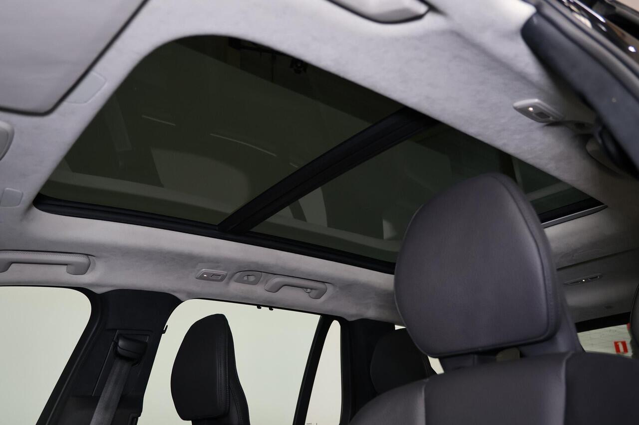Volvo XC90 T8 Recharge AWD Ultra Bright - Panorama/schuifdak - IntelliSafe Assist & Surround - Harman/Kardon audio - Adaptieve LED koplampen - Parkeercamera achter - Verwarmde voorstoelen, stuur & achterbank - Parkeersensoren voor & achter - Elektr. bedienb. voorsto