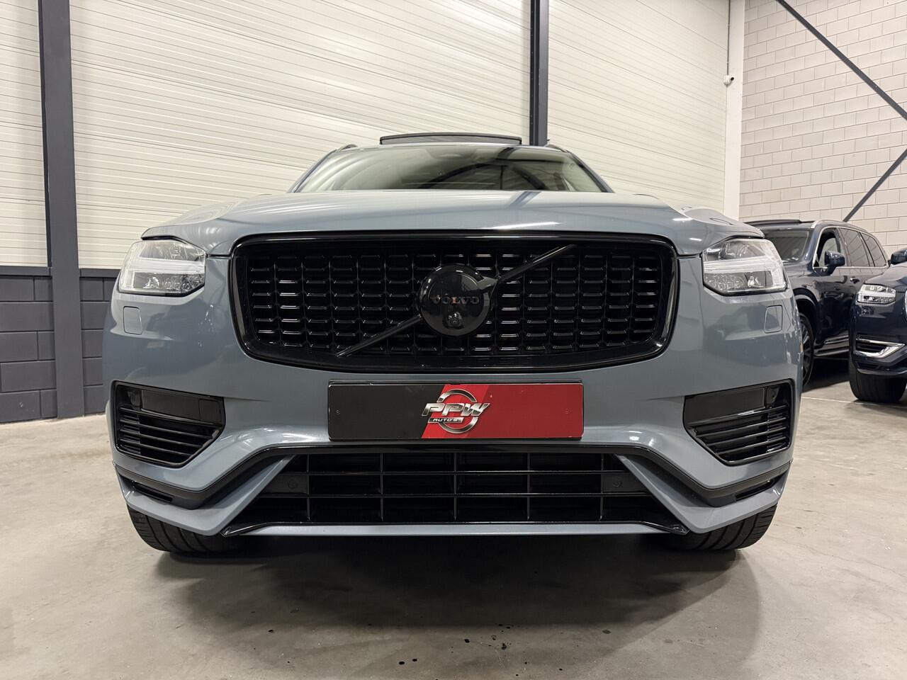 Volvo XC90 T8 Recharge AWD R-Design THUNDERGREY PANO/B&W/LUCHTVERING/TREKHAAK/360CAMERA/HEAD-UP/22"/MASSAGE+VENTILATIE/CRYSTAL-POOK/SFEER/ULTIMATE-DARK/NIEUW MODEL 2023