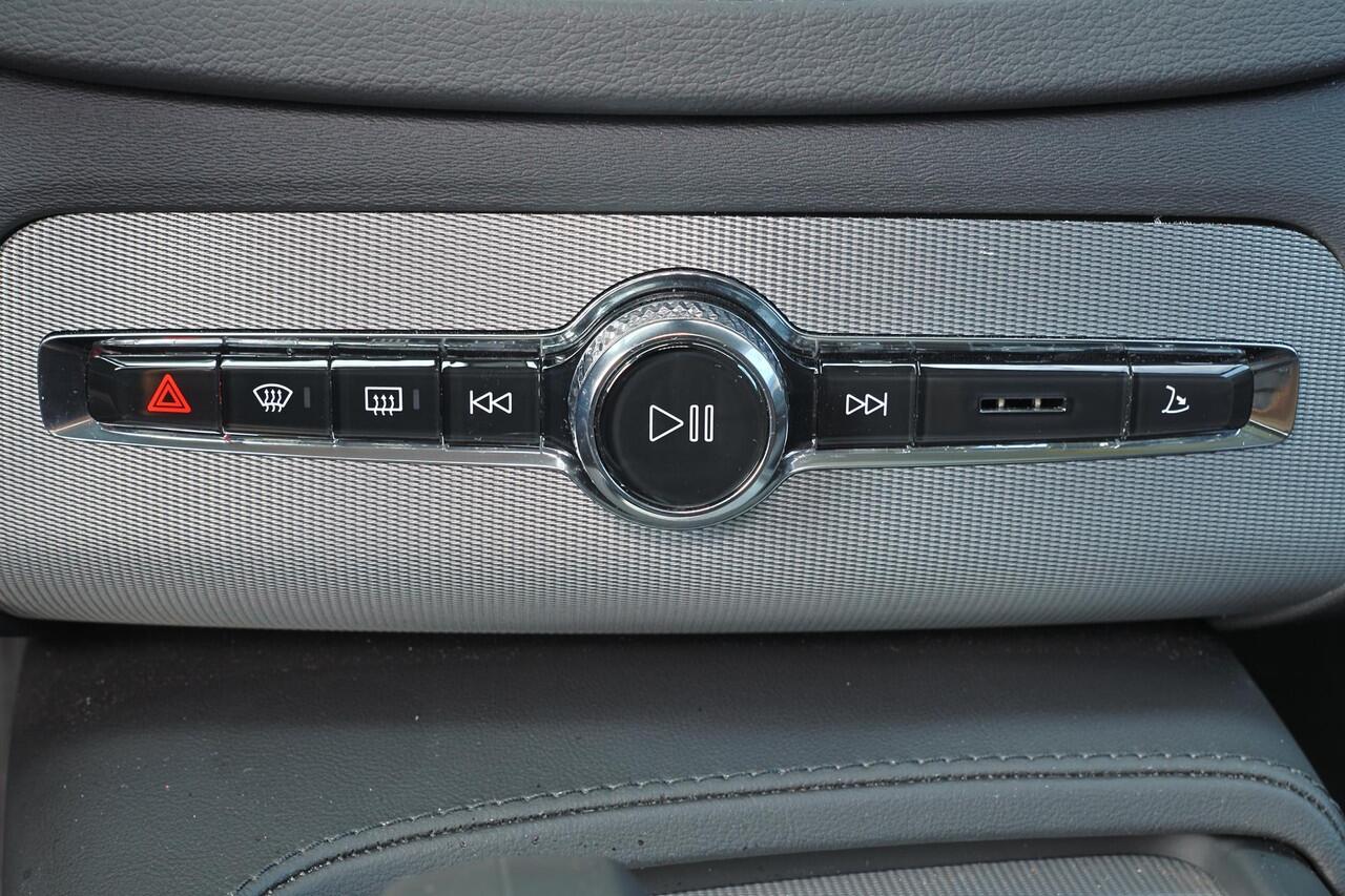 Volvo XC90 T8 Recharge AWD Plus Bright - Panorama/schuifdak - IntelliSafe Assist & Surround - 360º Camera - Harman/Kardon audio - Adaptieve LED koplampen - Verwarmde voorstoelen, stuur & achterbank - Parkeersensoren voor & achter - Elektr. bedienb. voorstoelen met g