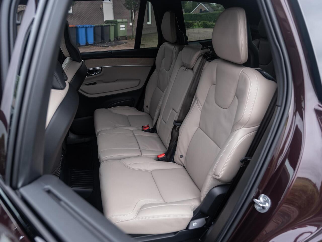 Volvo XC90 2.0 T8 Plug-in hybrid AWD Ultra Dark MY26 455pk | 7p | B&W Surround Stereo | Elek Trekhaak | Luchtvering | Nappa volleder + Stoelkoeling + Massage | 22" | HUD | Etc.. Etc..