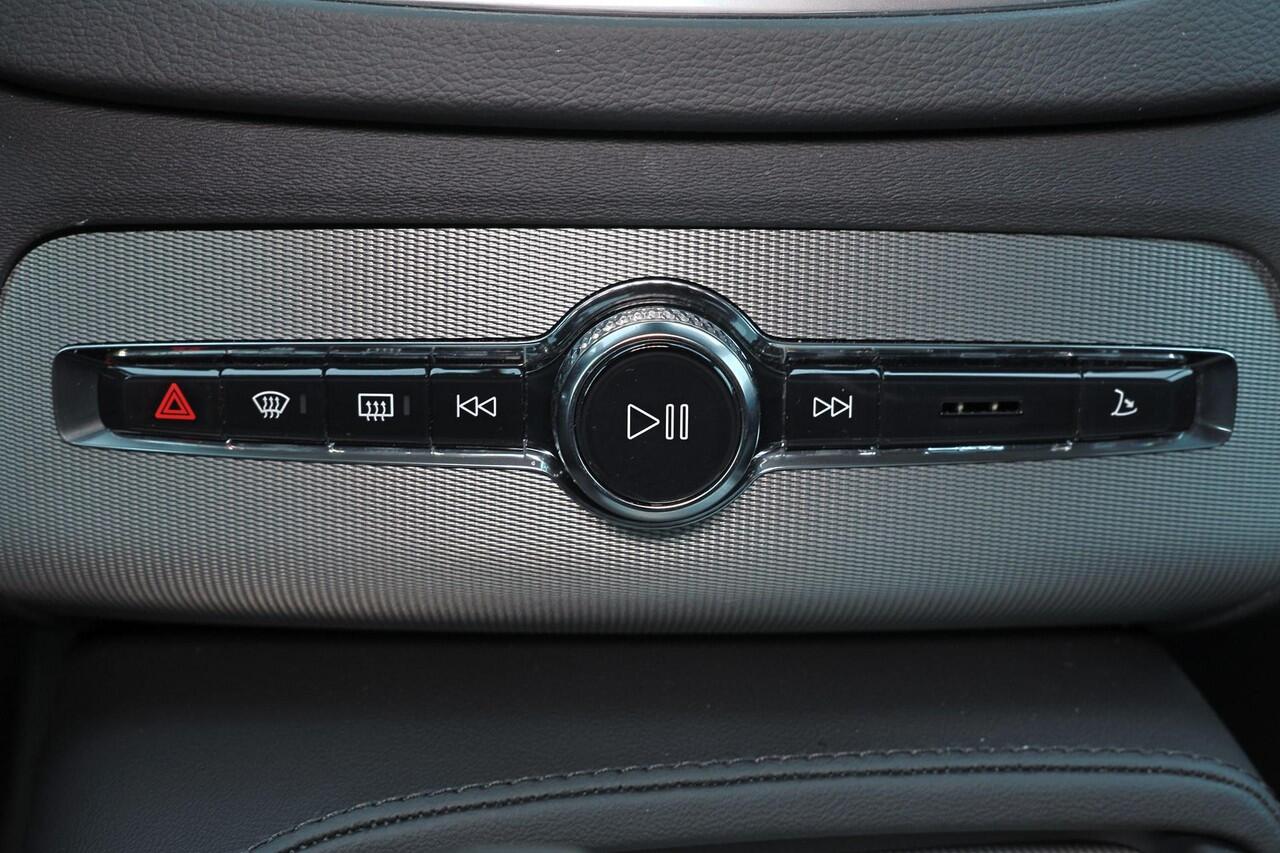 Volvo XC90 T8 Recharge AWD Plus Dark - IntelliSafe Assist & Surround - Harman/Kardon audio - Adaptieve LED koplampen - Parkeercamera achter - Verwarmde voorstoelen, stuur & achterbank - Parkeersensoren voor & achter - Elektr. bedienb. voorstoelen met geheugen - Draa