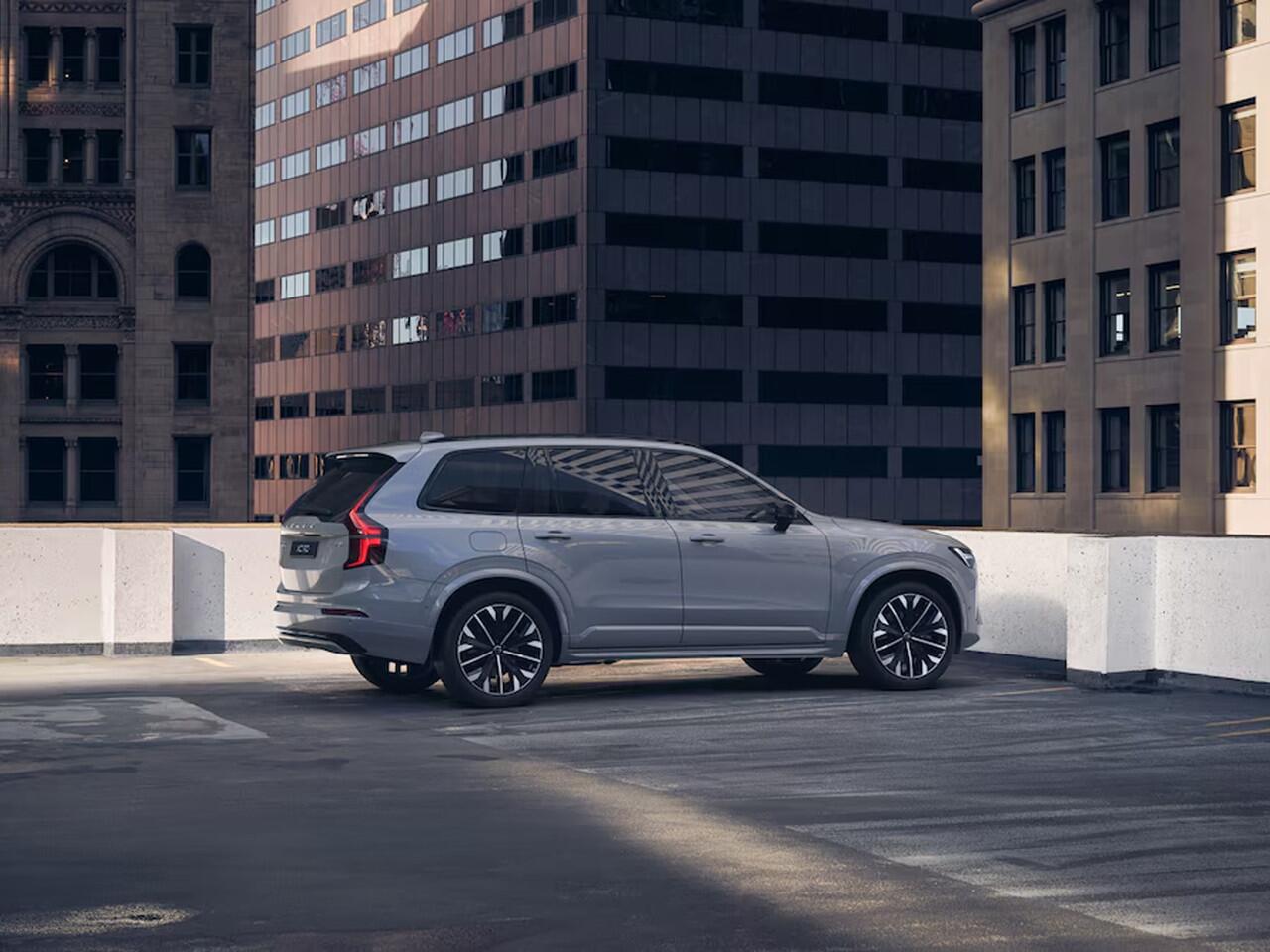 Volvo XC90 T8 Plug-in hybrid AWD Ultra Dark | Panoramadak | 360° camera | Head-up Display | Luchtvering | Harman Kardon | Stoel- en Stuurverwarming | Trekhaak