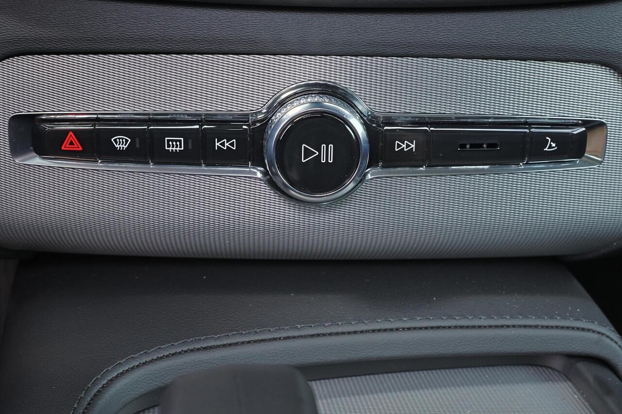 Volvo XC90 T8 Recharge AWD Ultra Bright - Panorama/schuifdak - IntelliSafe Assist & Surround - Harman/Kardon audio - Adaptieve LED koplampen - Parkeercamera achter - Verwarmde voorstoelen, stuur & achterbank - Parkeersensoren voor & achter - Head up display - Elektr