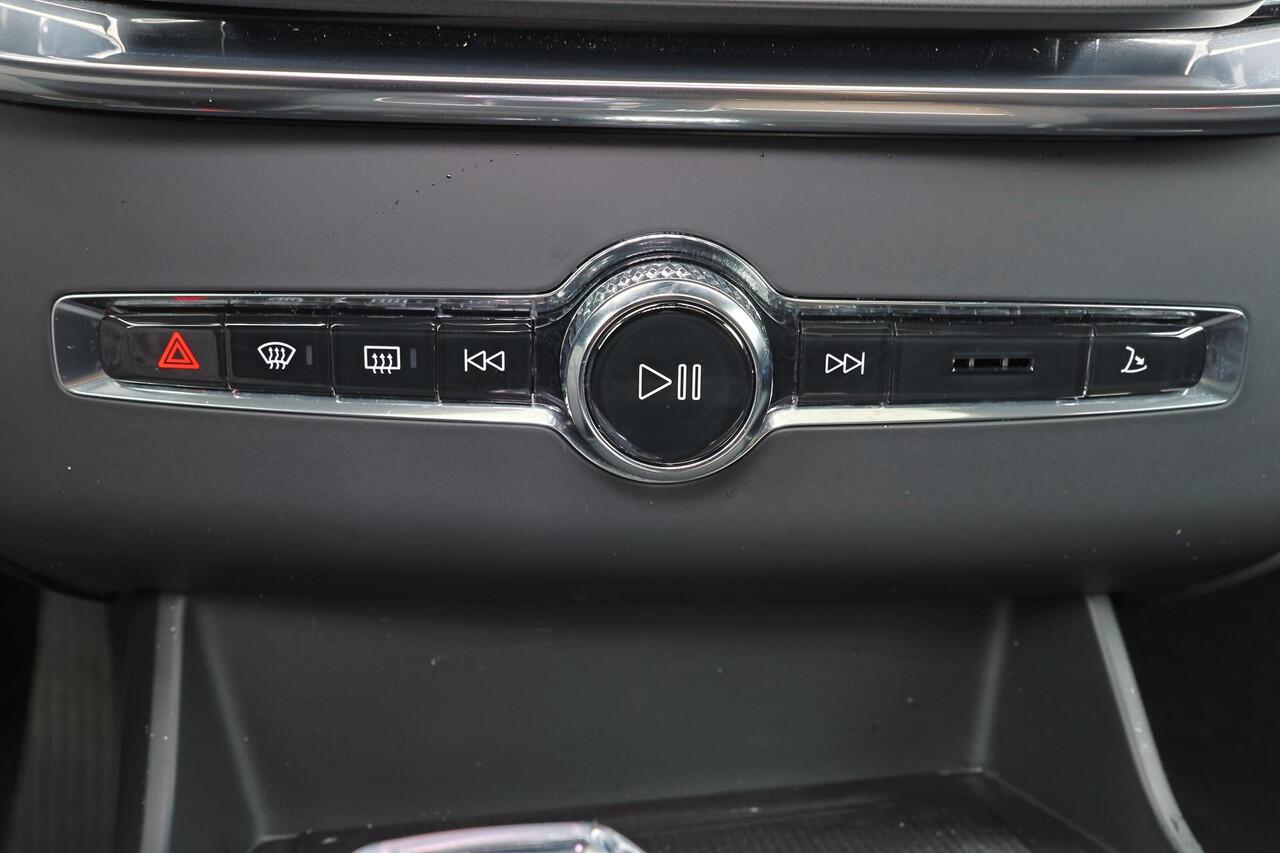 Volvo XC90 T8 Recharge AWD Plus Dark - Panorama/schuifdak - IntelliSafe Assist & Surround - 360º Camera - Harman/Kardon audio - Verwarmde voorstoelen, stuur & achterbank - Parkeersensoren voor & achter - Elektr. bedienb. voorstoelen met geheugen - Draadloze tel. lad