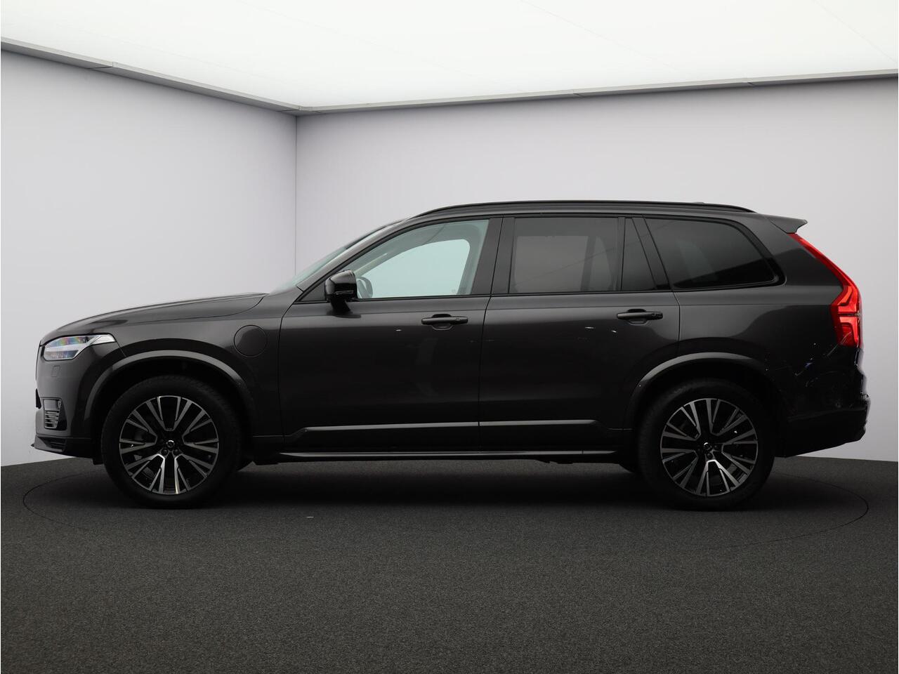 Volvo XC90 2.0 T8 Plug-in hybrid AWD Ultra Dark / Trekhaak / Luchtvering / Bowers & Wilkins Audio / Stoelventilatie / Massagestoelen / Head-Up Display / 360° camera / Pano. dak / Stoel+ Stuurwielverwarming / Verwarmbare Achterbank / Elek. verstelbare stoelen + geheu