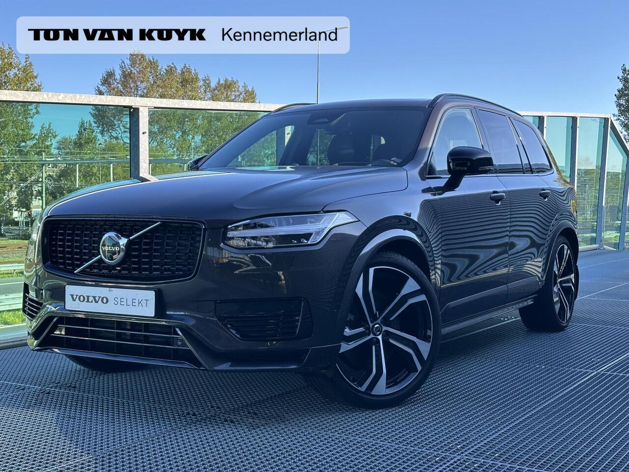 Volvo XC90 2.0 T8 Recharge AWD Ultra Dark / Trekhaak / Pano. dak / Luchtvering / Head-up display / Bowers & Wilkins / 22" velgen / Elek. verstelbare stoelen / Stoelen voor + achter en stuur verwarmd /