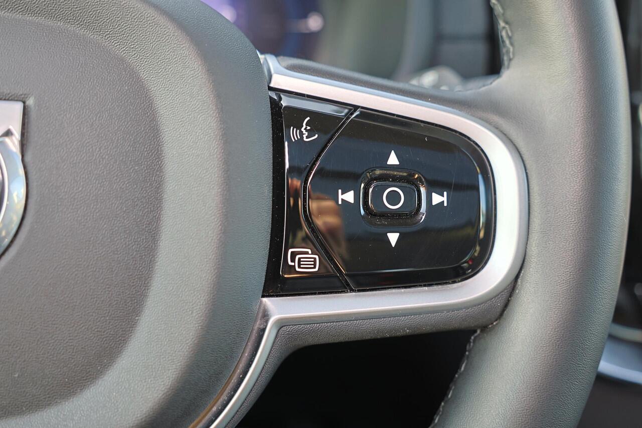 Volvo XC90 T8 Recharge AWD Ultra Dark - Luchtvering - Panorama/schuifdak - IntelliSafe Assist & Surround - 360º Camera - Bowers & Wilkins audio - Verwarmde voorstoelen, stuur & achterbank - Parkeersensoren voor & achter - Elektr. bedienb. voorstoelen met geheugen - 