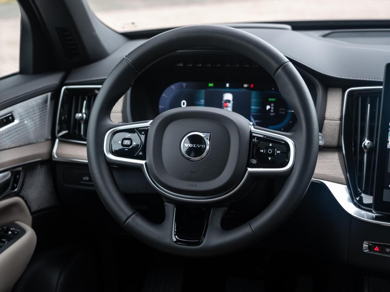 Volvo XC90 2.0 T8 Plug-in hybrid AWD Ultra Dark MY26 455pk | 7p | B&W Surround Stereo | Elek Trekhaak | Luchtvering | Nappa volleder + Stoelkoeling + Massage | 22" | HUD | Etc.. Etc..