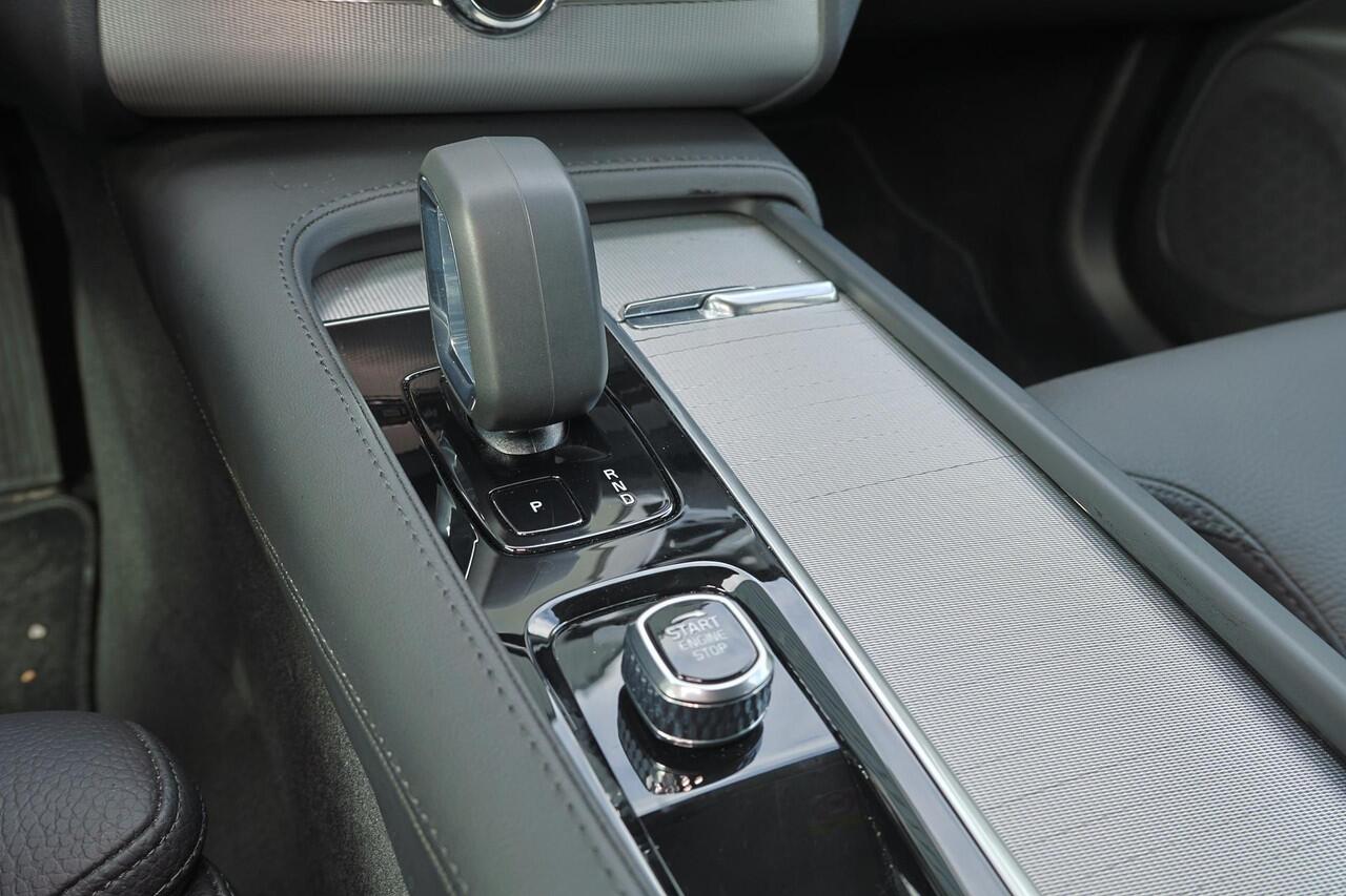 Volvo XC90 T8 Recharge AWD Plus Dark - IntelliSafe Assist & Surround - Harman/Kardon audio - Adaptieve LED koplampen - Parkeercamera achter - Verwarmde voorstoelen, stuur & achterbank - Parkeersensoren voor & achter - Elektr. bedienb. voorstoelen met geheugen - Draa