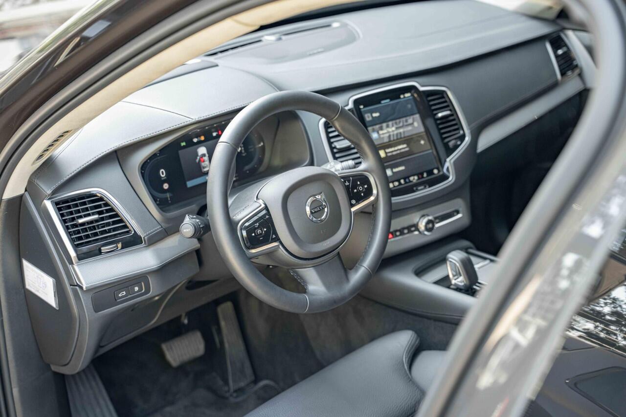 Volvo XC90 T8 Recharge AWD Ultimate Dark | Verwarmbare voorstoelen en stuurwiel | Head up display | Verwarmbare achterbank | Harman Kardon | Panoramadak | Luchtvering | Rondomzicht Camera| 21 inch Lichtmetalen velgen | Semi elektrische trekhaak | Alarmklasse 3