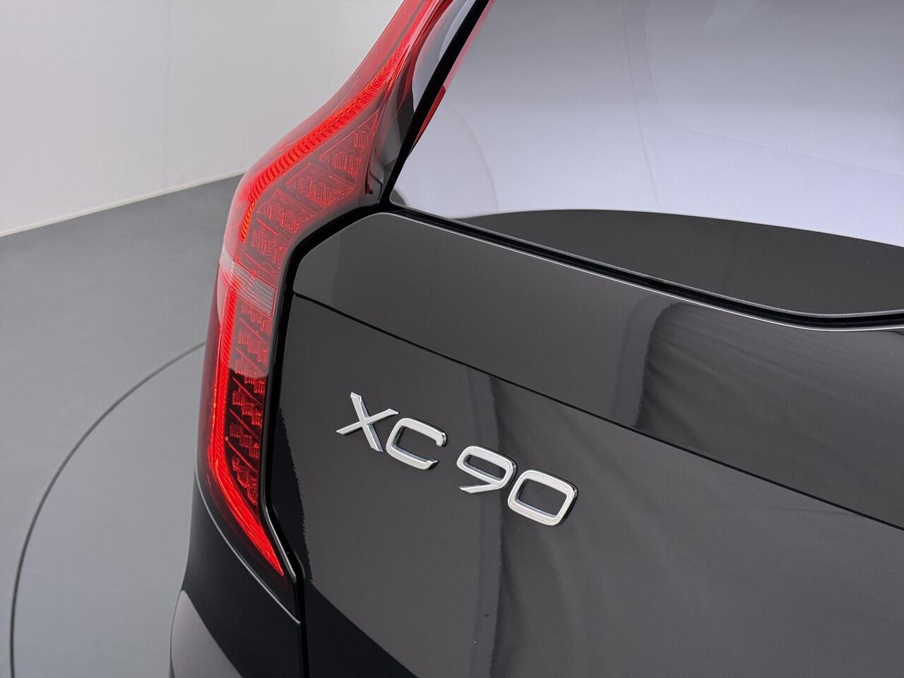 Volvo XC90 2.0 T8 Plug-in hybrid AWD Plus Dark 7-Persoons | Nieuwe Auto (1.000 km) | Vol Opties | Head-Up | Winterpakket | Harman & Kardon | Panoramadak | Memory Stoelen | Matrix-LED | 360 Camera | Rijklaar met Volledige Volvo Fabrieksgarantie