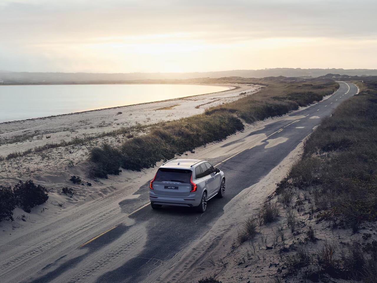 Volvo XC90 T8 Plug-in hybrid AWD Ultra Dark | Panoramadak | 360° camera | Head-up Display | Luchtvering | Harman Kardon | Stoel- en Stuurverwarming | Trekhaak