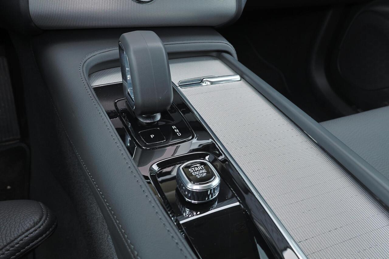 Volvo XC90 T8 Recharge AWD Ultra Bright - Panorama/schuifdak - IntelliSafe Assist & Surround - Harman/Kardon audio - Adaptieve LED koplampen - Parkeercamera achter - Verwarmde voorstoelen, stuur & achterbank - Parkeersensoren voor & achter - Elektr. bedienb. voorsto