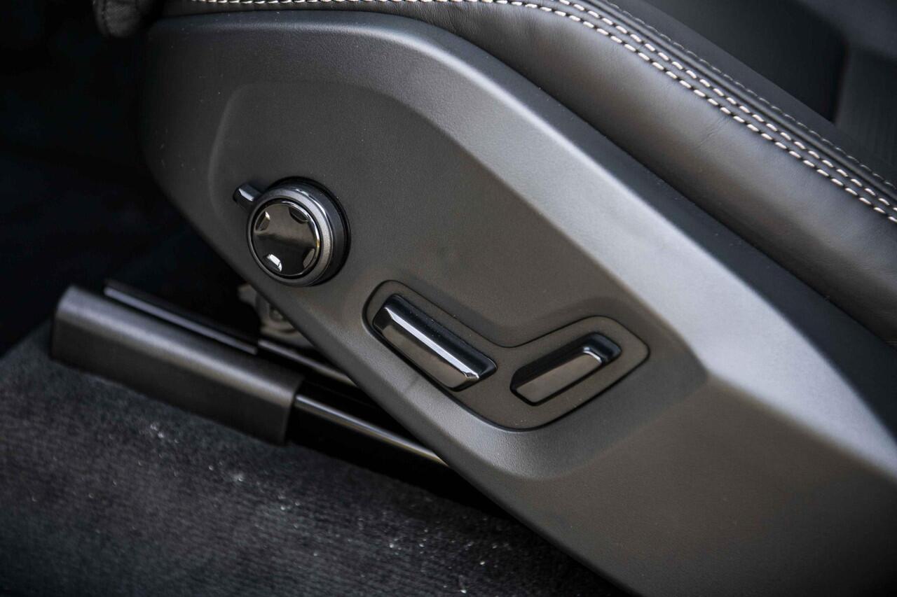 Volvo XC90 2.0 T8 Plug-in hybrid AWD Ultra Dark | Luchtvering | Trekhaak | Bowers & Wilkins | Stoelventilatie | Stoelmassage | Donker Glas |