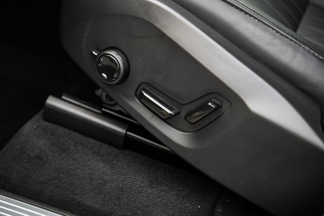 Volvo XC90 2.0 T8 Plug-in hybrid AWD Ultra Dark | Facelift | Black Edition | Trekhaak | Selected Level | Heico | Bowers & Wilkins | Gelamineerd Glas | Luchtvering | 22" Velgen |