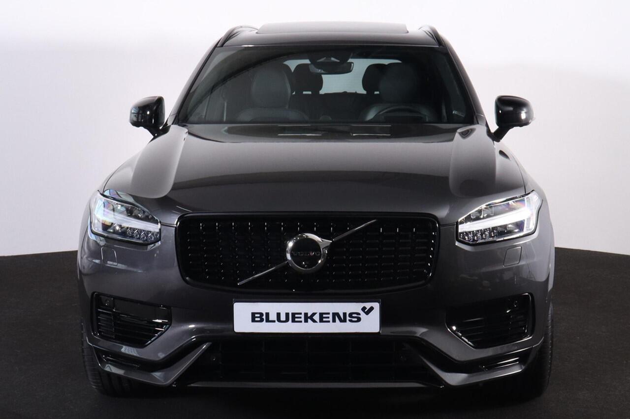 Volvo XC90 T8 Recharge AWD Ultimate Dark - Luchtvering - Panorama/schuifdak - IntelliSafe Assist & Surround - 360º Camera - Bowers & Wilkins audio - Adaptieve LED koplampen - Verwarmde voorstoelen, stuur & achterbank - Parkeersensoren voor & achter - Elektr. bedienb
