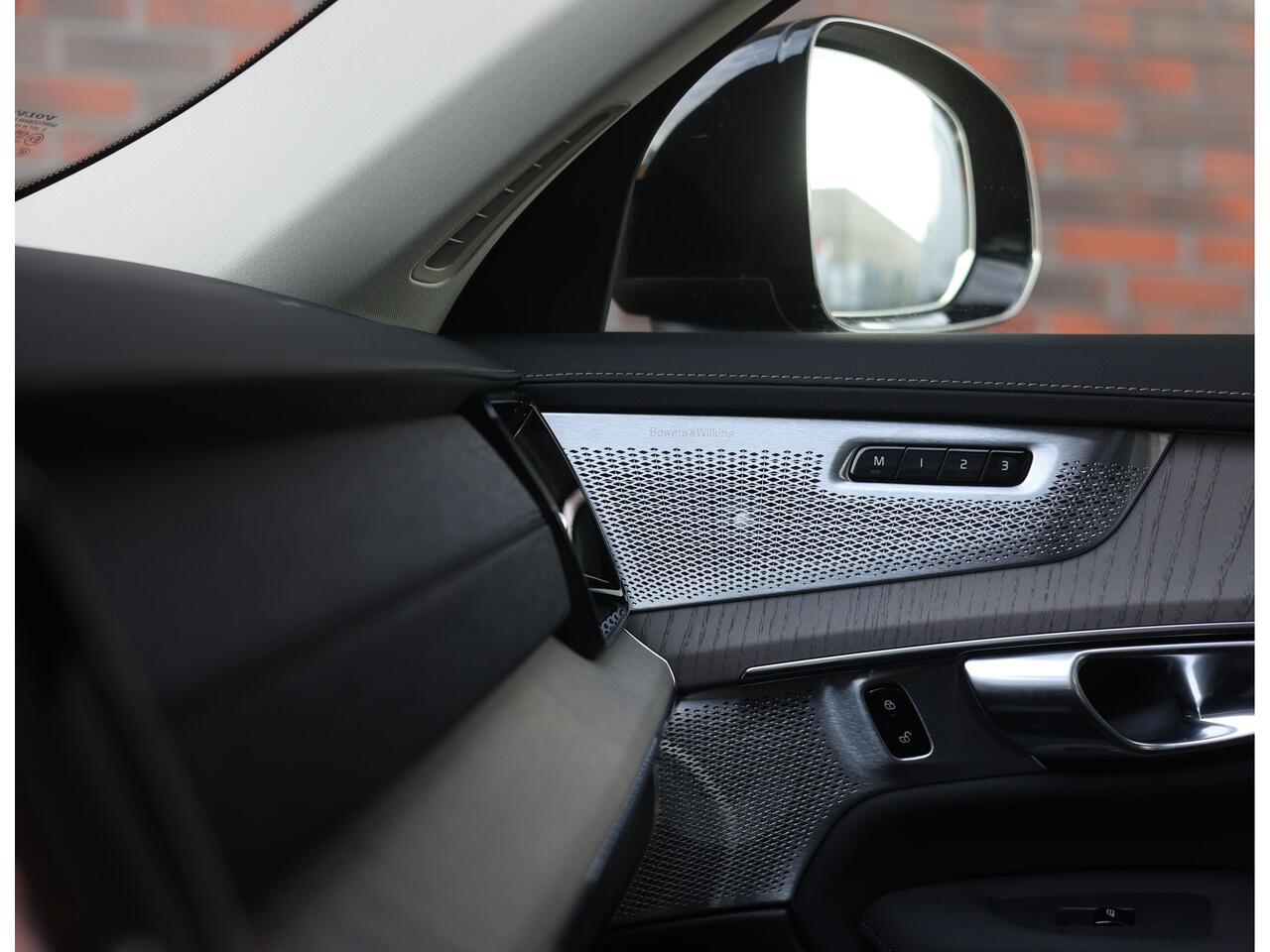 Volvo XC90 T8 AWD Ultra Dark | Pano - Massage - Trekhaak - B&W