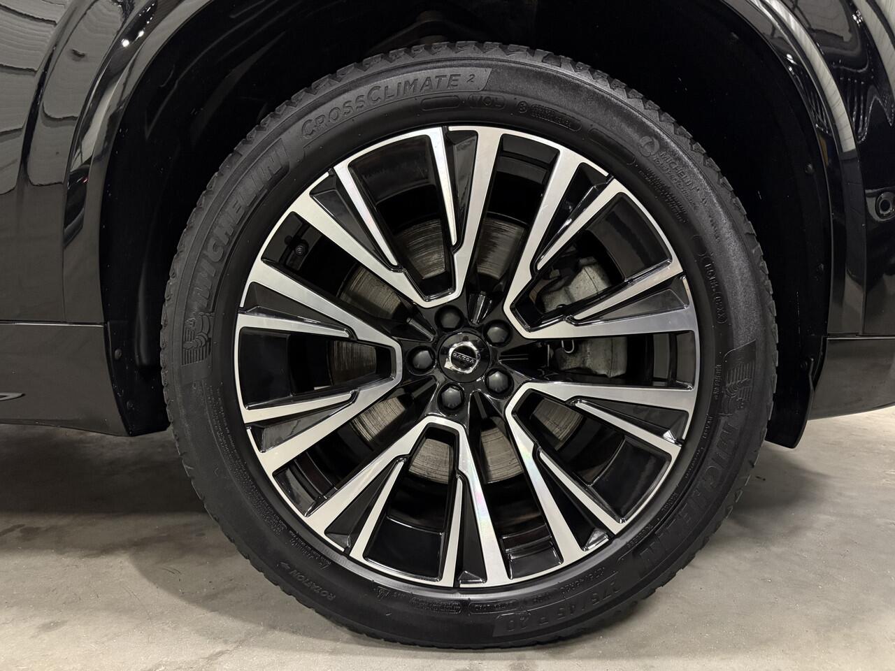 Volvo XC90 T8 Recharge AWD Ultimate Dark PANO/LUCHTVERING/HEAD-UP/H&K/MASSAGE+VENTILATIE/360CAMERA/ACC/PILOT-ASSIST/CRYSTAL-POOK/20"/BLACK-OPTIC/RECENT OH BEURT GEHAD BIJ VOLVO