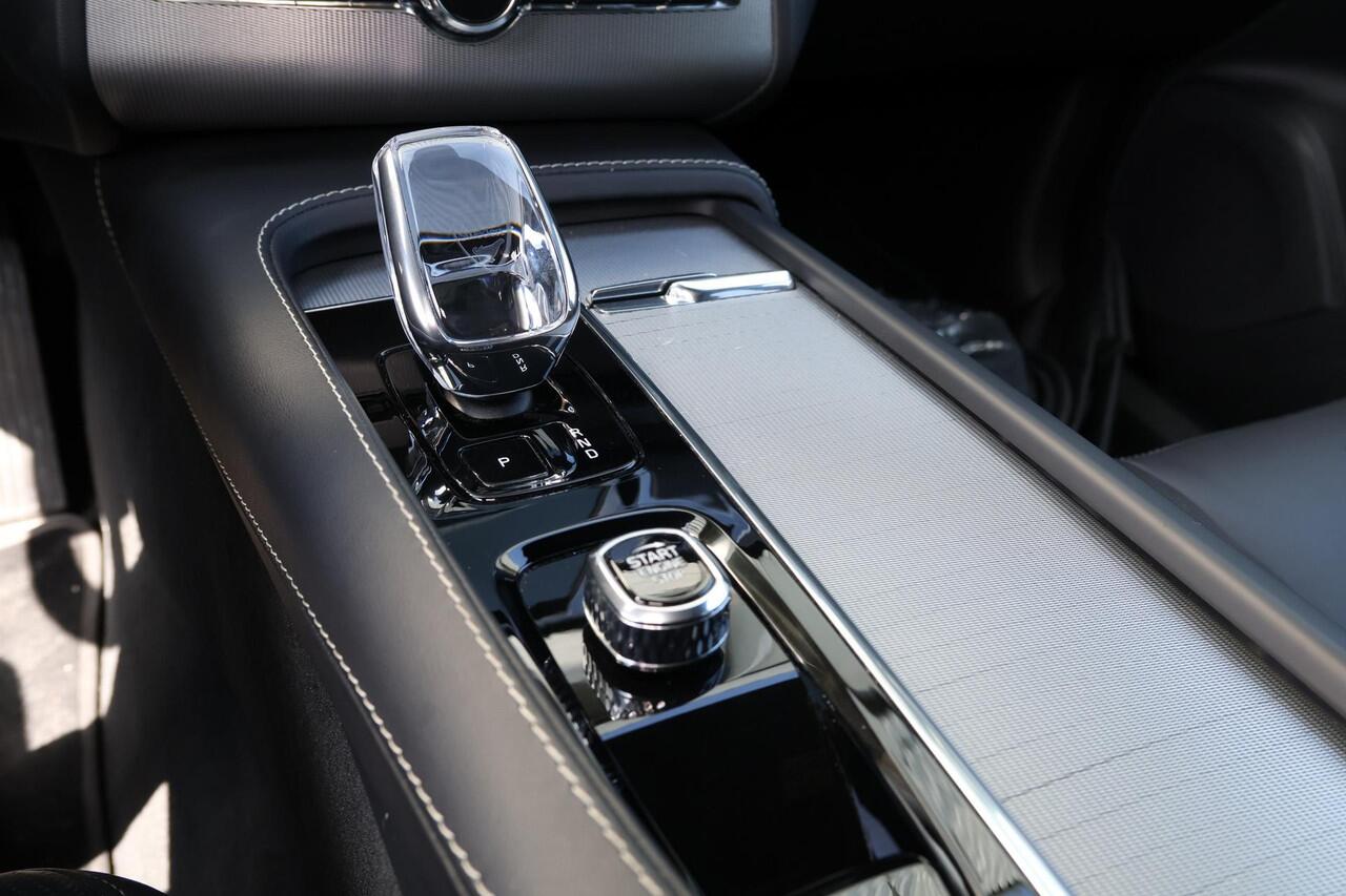 Volvo XC90 T8 Recharge AWD Ultimate Dark - Luchtvering - Panorama/schuifdak - IntelliSafe Assist & Surround - 360º Camera - Adaptieve LED koplampen - Verwarmde voorstoelen, stuur & achterbank - Parkeersensoren voor & achter - Elektr. bedienb. voorstoelen met geheug