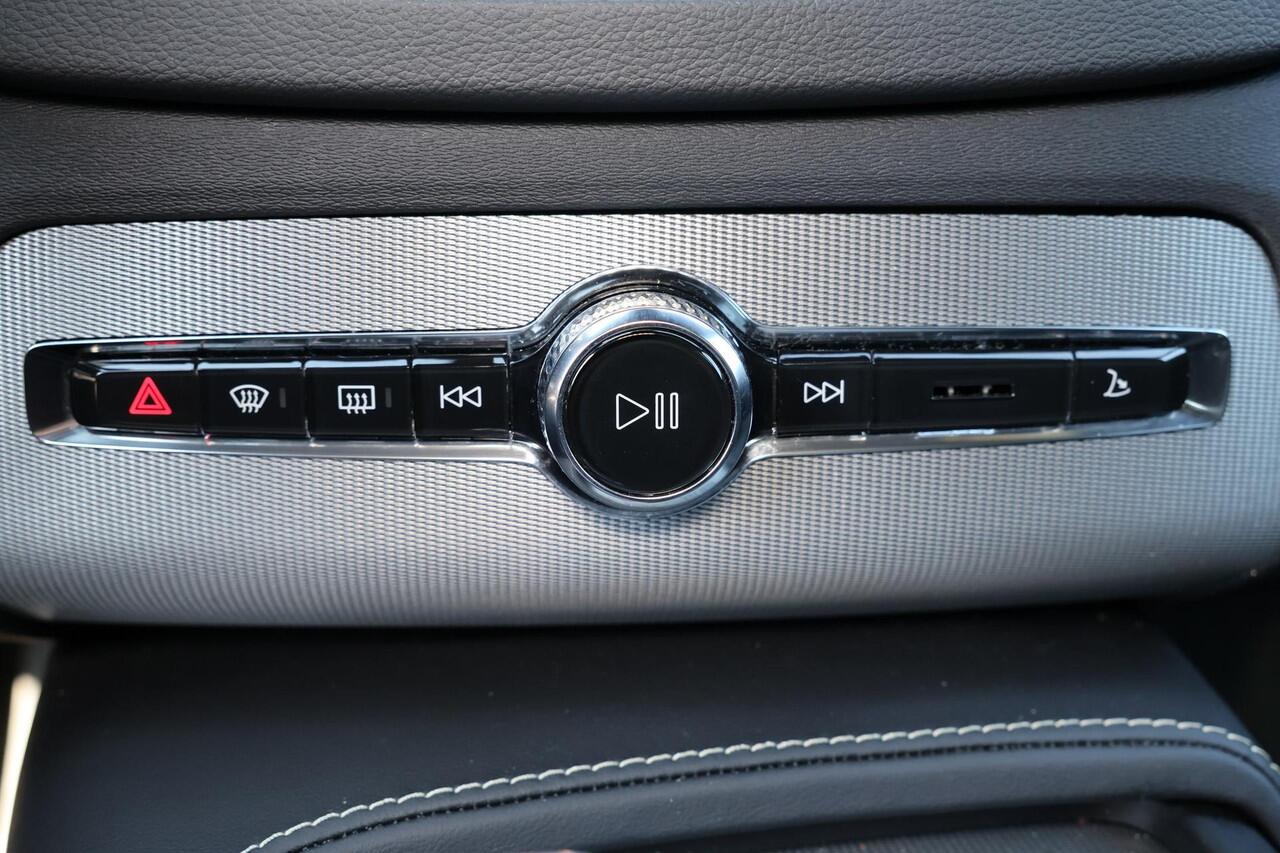 Volvo XC90 T8 Recharge AWD Ultimate Dark - Luchtvering - Panorama/schuifdak - IntelliSafe Assist & Surround - 360º Camera - Bowers & Wilkins audio - Adaptieve LED koplampen - Verwarmde voorstoelen, stuur & achterbank - Parkeersensoren voor & achter - Elektr. bedienb