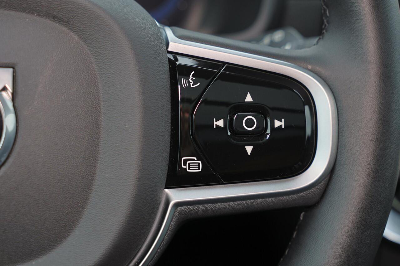 Volvo XC90 T8 Recharge AWD Ultra Dark - Luchtvering - Panorama/schuifdak - IntelliSafe Assist & Surround - 360º Camera - Bowers & Wilkins audio - Verwarmde voorstoelen, stuur & achterbank - Parkeersensoren voor & achter - Elektr. bedienb. voorstoelen met geheugen - 