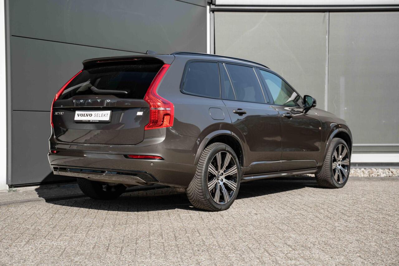 Volvo XC90 T8 Recharge AWD Ultimate Dark | Panoramadak | Luchtvering | Semi elektrische trekhaak | Premium audio by Harman Kardon | Verwarmbare voorstoelen, achterbank en stuurwiel | Head up display | Rondomzicht Camera | 21 inch Lichtmetalen velgen | Alarmklasse 3