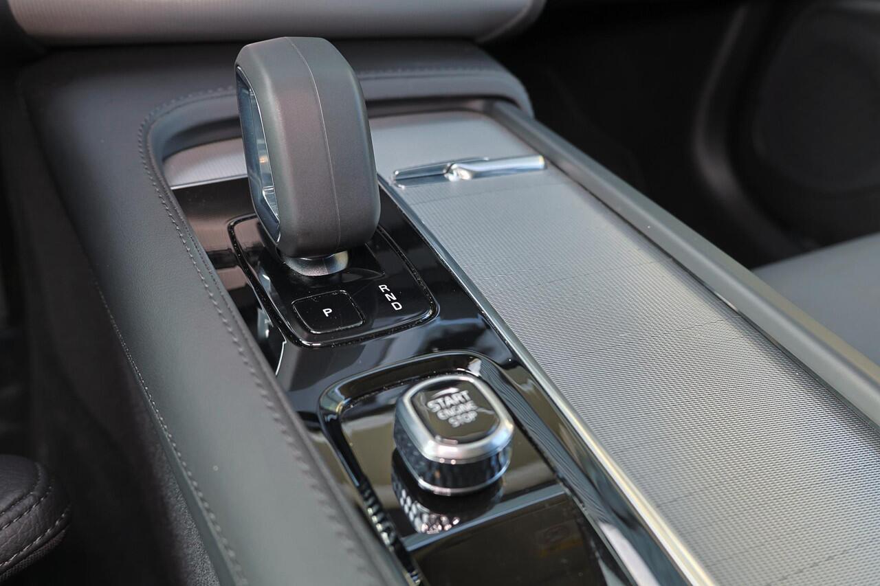 Volvo XC90 T8 Recharge AWD Ultra Dark - Panorama/schuifdak - IntelliSafe Assist & Surround - 360º Camera - Harman/Kardon audio - Adaptieve LED koplampen - Verwarmde voorstoelen, stuur & achterbank - Parkeersensoren voor & achter - Elektr. bedienb. voorstoelen met ge