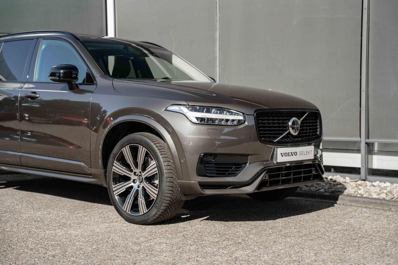 Volvo XC90 T8 Recharge AWD Ultimate Dark | Panoramadak | Luchtvering | Semi elektrische trekhaak | Premium audio by Harman Kardon | Verwarmbare voorstoelen, achterbank en stuurwiel | Head up display | Rondomzicht Camera | 21 inch Lichtmetalen velgen | Alarmklasse 3