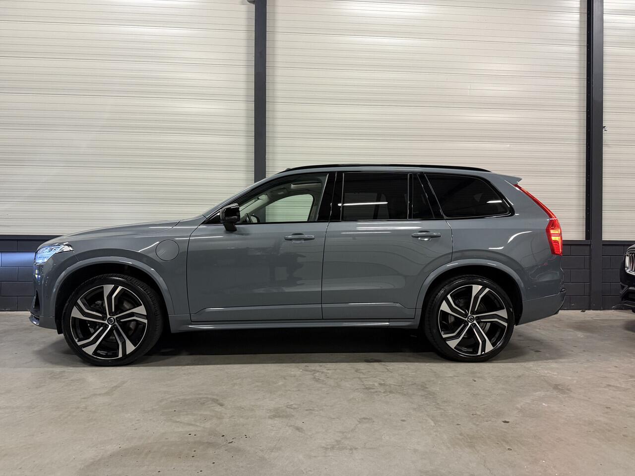Volvo XC90 T8 Recharge AWD R-Design THUNDERGREY PANO/B&W/LUCHTVERING/TREKHAAK/360CAMERA/HEAD-UP/22"/MASSAGE+VENTILATIE/CRYSTAL-POOK/SFEER/ULTIMATE-DARK/NIEUW MODEL 2023