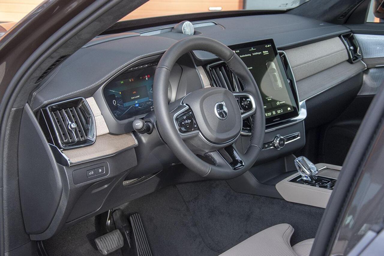 Volvo XC90 2.0 T8 PLUG-IN HYBRID AWD ULTRA DARK