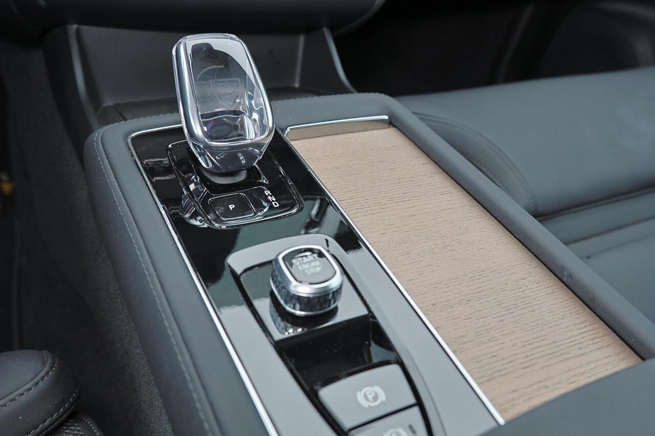 Volvo XC90 T8 Recharge AWD Plus Dark - Panorama/schuifdak - IntelliSafe Assist & Surround - 360º Camera - Harman/Kardon audio - Adaptieve LED koplampen - Verwarmde voorstoelen, stuur & achterbank - Parkeersensoren voor & achter - Elektr. bedienb. voorstoelen met geh