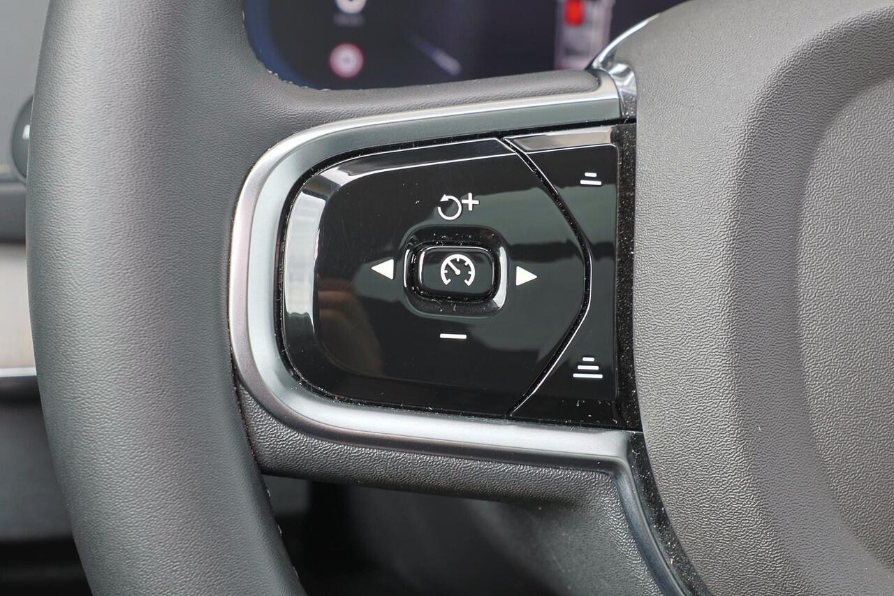 Volvo XC90 T8 Recharge AWD Ultimate Dark - Panorama/schuifdak - IntelliSafe Assist & Surround - 360º Camera - Bowers & Wilkins audio - Adaptieve LED koplampen - Verwarmde voorstoelen, stuur & achterbank - Parkeersensoren voor & achter - Elektr. bedienb. voorstoelen 