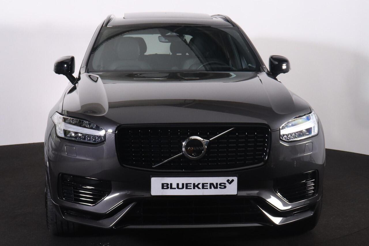 Volvo XC90 T8 Recharge AWD Ultra Dark - Luchtvering - Panorama/schuifdak - IntelliSafe Assist & Surround - Bowers & Wilkins audio - 360º Camera - Adaptieve LED koplampen - Verwarmde voorstoelen, stuur & achterbank - Parkeersensoren voor & achter - Elektr. bedienb. v