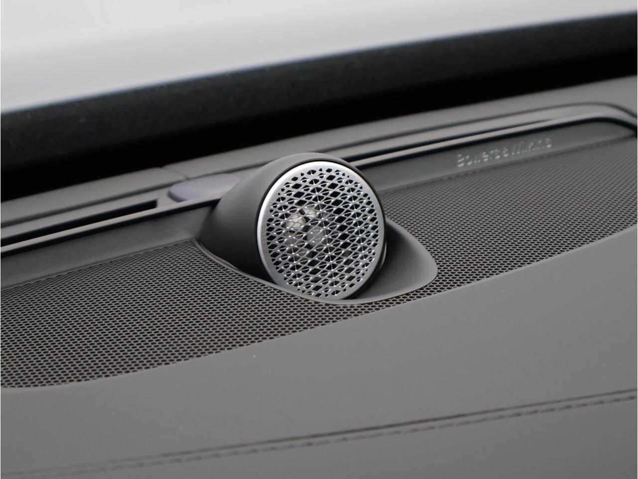 Volvo XC90 2.0 T8 Plug-in hybrid AWD Ultra Bright / Trekhaak / Luchtvering / B&W Audio / Stoelventilatie + Massage / 360 Camera / Head-up Display / Getint Glas /