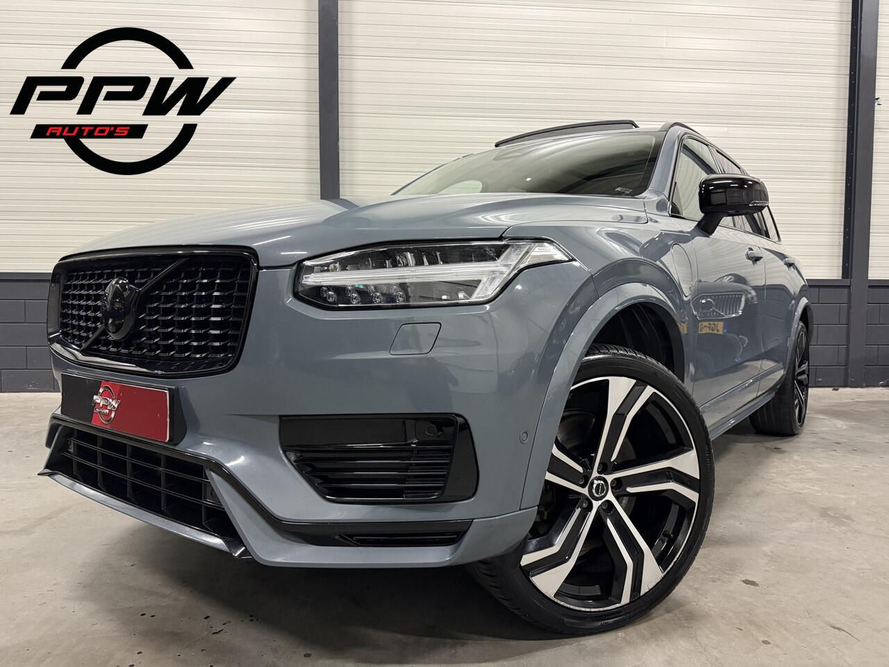 Volvo XC90 T8 Recharge AWD R-Design THUNDERGREY PANO/B&W/LUCHTVERING/TREKHAAK/360CAMERA/HEAD-UP/22"/MASSAGE+VENTILATIE/CRYSTAL-POOK/SFEER/ULTIMATE-DARK/NIEUW MODEL 2023