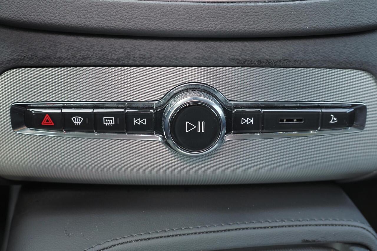 Volvo XC90 T8 Recharge AWD Plus Dark - IntelliSafe Assist & Surround - Harman/Kardon audio - Adaptieve LED koplampen - Parkeercamera achter - Verwarmde voorstoelen, stuur & achterbank - Parkeersensoren voor & achter - Elektr. bedienb. voorstoelen met geheugen - Draa